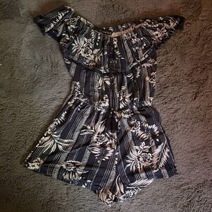 Super soft navy flower print 🌺 romper